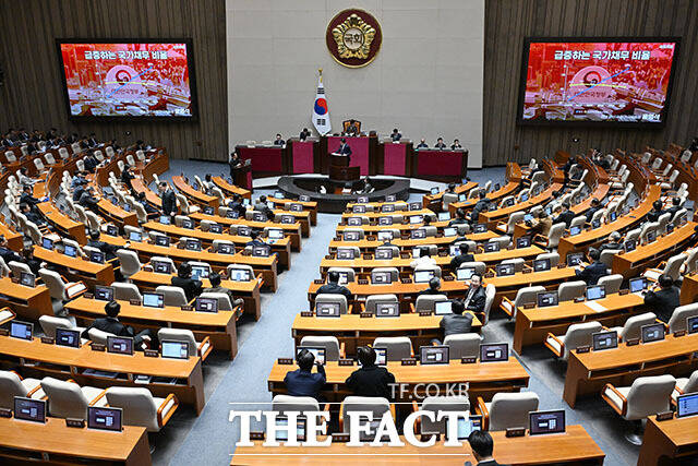 김민석 국무총리가 10일 오후 서울 여의도 국회에서 열린 경제에 관한 대정부 질문에서 윤영석 국민의힘 의원 질의에 답하고 있다. /국회=남용희 기자