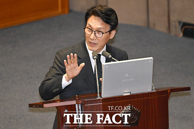 김민석 국무총리는 10일 오후 서울 여의도 국회에서 열린 경제 분야 대정부 질문에서 (국가)부채 이상 훨씬 더 우리가 주목해야 할 점은 성장률의 마이너스를 돌려 넣는 일이라며 그것에 역점을 기울이고 있다고 밝혔다. /국회=남용희 기자