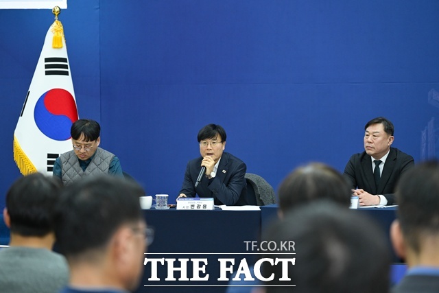변광용(가운데) 거제시장이 울산에서 김영훈 고용노동부 장관 주재로 열린 조선업 고용 구조 개선과 지역 경제 상생 방안을 논의하는 조선업 타운홀미팅에서 발제자로 나서 발언하고 있다. /거제시