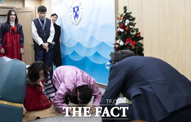 김욱(오른쪽 뒷모습) 배재대 총장이 배재대 외국인 유학생들에게 세배받고 있다. 이날 유학생들의 세배는 한국 문화 체험의 하나로 진행됐다. /배재대