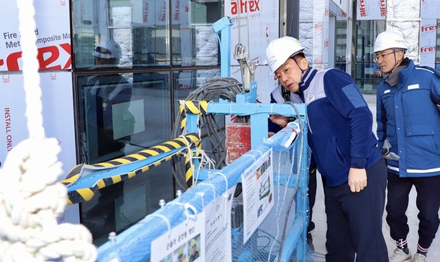 포스코이앤씨는 지난 9일 서울 구로구에 있는 구일역 지식산업센터 신축공사 현장에서 동절기 현장 안전점검 릴레이 캠페인을 진행했다고 10일 밝혔다. 사진은 송치영 포스코이앤씨 사장. /포스코이앤씨