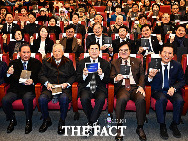 기념사진 촬영하는 참석자들.