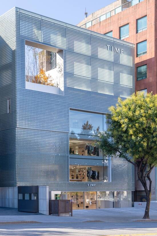 한섬이 지난해 연간 매출액과 영업이익을 공개했다. /한섬