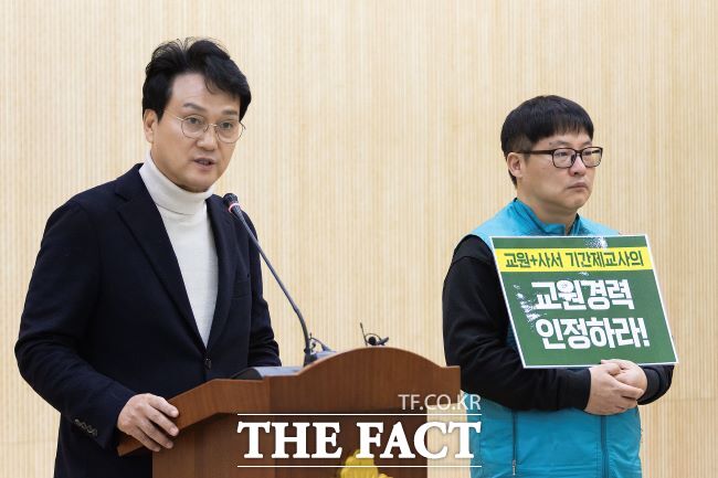 안민석 경기도 교육감 예비후보가 10일 경기도의회에서 기자회견을 열고 진성고와 사서교사 경력 삭감 등 현안 문제의 도교육청 대응을 규탄하고 있다. /안민석 안심캠프