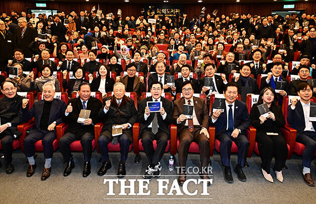 박찬대 더불어민주당 의원이 10일 오후 서울 여의도 국회도서관 대강당에서 열린 출판기념회에 참석해 권노갑 상임고문, 우원식 국회의장, 정청래 대표 등과 함께 기념사진 촬영을 하고 있다. 앞줄 왼쪽 네번째부터 권 상임고문, 박 의원, 우 의장, 정 대표, 용혜인 기본소득당 대표, 한창민 사회민주당 대표. /국회=배정한 기자