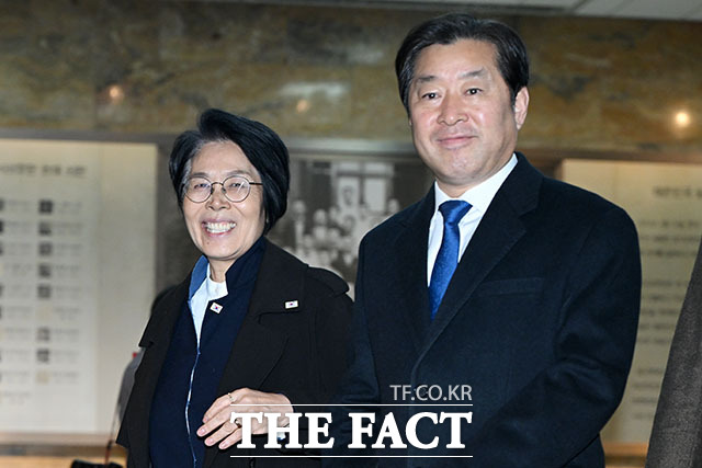 최민희 더불어민주당 의원(왼쪽)과 황명선 의원.