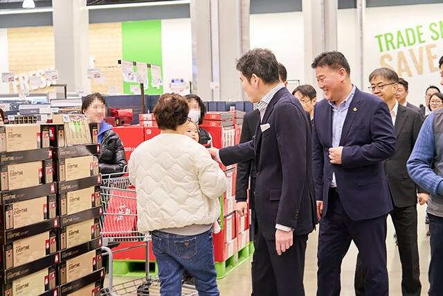 정용진 신세계그룹 회장이 선물세트 코너에서 고객과 인사를 나누고 있다. /신세계그룹