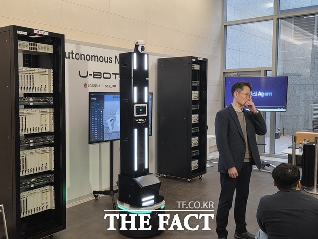 지난 10일 서울 마곡 LG사이언스파크에서 박성우 LG유플러스 네트워크 AX그룹장 상무가 통신 국사에 투입한 장쥴주행 로봇 유봇에 대해 취재진에게 설명하고 있다. /마곡=우지수 기자