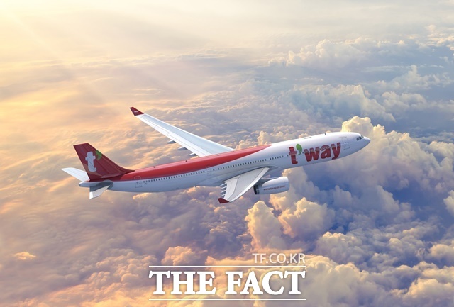 티웨이항공은 국내 저비용항공사(LCC) 최초로 인천-자카르타 노선 취항을 앞두고 항공편 예약 스케줄을 오픈했다고 10일 밝혔다. /티웨이항공