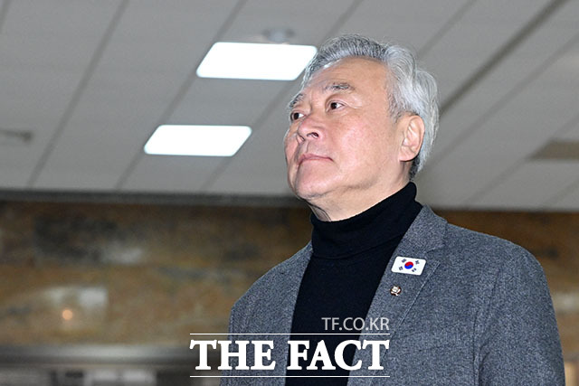 비공개 의원총회 참석하는 이재강 더불어민주당 의원.