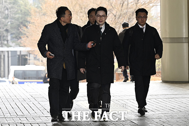 이 전 비서관이 취재진의 질문에 답하지 않은 채 걸음을 서두르고 있다.