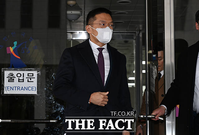 미공개 정보를 이용한 주식 매입 혐의를 받는 윤관 블루런벤처스(BRV) 대표가 10일 오후 서울 양천구 남부지방법원에서 열린 1심 선고 공판을 마치고 법원을 나서고 있다. /서울 남부지법=박헌우 기자