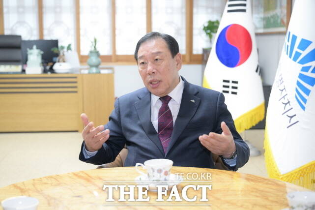 질문에 답하는 최민호 세종시장. /세종시