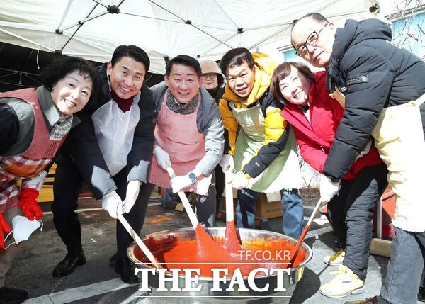 서철모 대전시 서구청장이 9일 우리동네, 소통투어 일정으로 갈마1동과 만년동을 차례로 방문했다. 사진은 갈마1동 행정복지센터에서 진행된 고추장 담그기 행사 참여 모습. /대전 서구