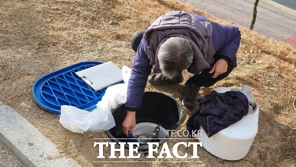 대전시 상수도사업본부 관계자가 수도 계량기 보온재 점검을 하고 있다. /대전시