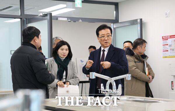 조원휘 대전시의회 의장이 10일 유성구 구즉동 주민공동이용시설인 구즉문화센터를 방문해 시설 조성 현황과 향후 운영 전반에 대해 점검했다. /대전시의회