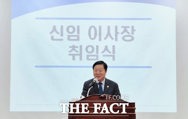 충남대학교 김정겸 총장이 10일 충북 옥천군 옥천다목적회관에서 열린 사단법인 대청호보전운동본부 정기총회에서 제11대 대청호보전운동본부 이사장에 취임했다. /충남대학교