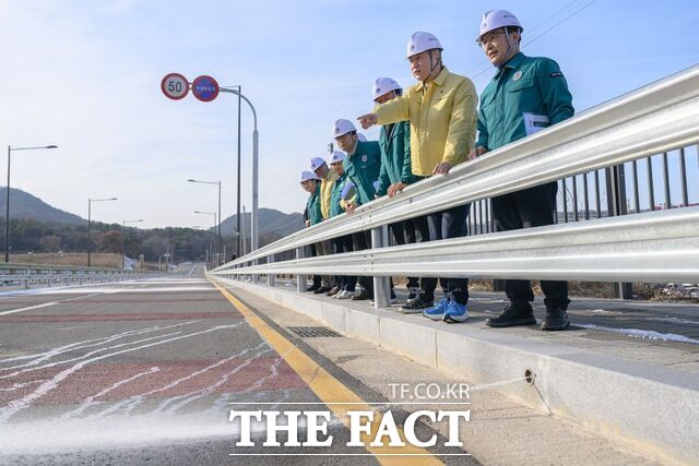 광주시 서구는 9일 매월동 전평제와 남구 효천지구를 잇는 매월~효천 도로에서 개통을 앞두고 염수분사장치 시설 및 부속물 등을 살펴보며 현장 점검을 실시하고 있다./광주시 서구