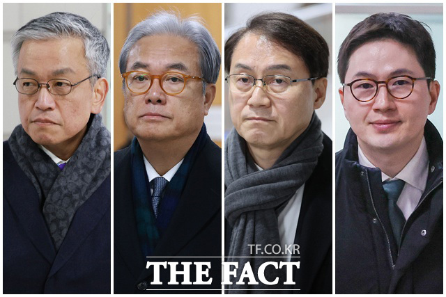헌법재판관 미임명과 졸속 지명 등 혐의로 기소된 최상목 전 경제부총리 겸 기획재정부 장관과 정진석 전 대통령비서실장, 김주현 전 대통령실 민정수석, 이원모 대통령실 공직기강비서관(왼쪽부터)이 10일 오후 서울 서초구 서울중앙지방법원에서 열린 공판에 출석하고 있다./송호영 기자
