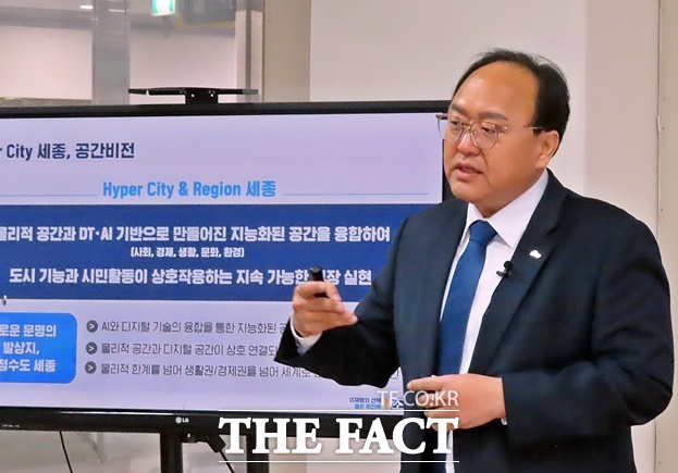 조성호 세종시장 예비후보가 10일 오전 선거사무소 브리핑실에서 기자회견을 열고 첫 번째 공약 발표를 하고 있다. /김형중 기자