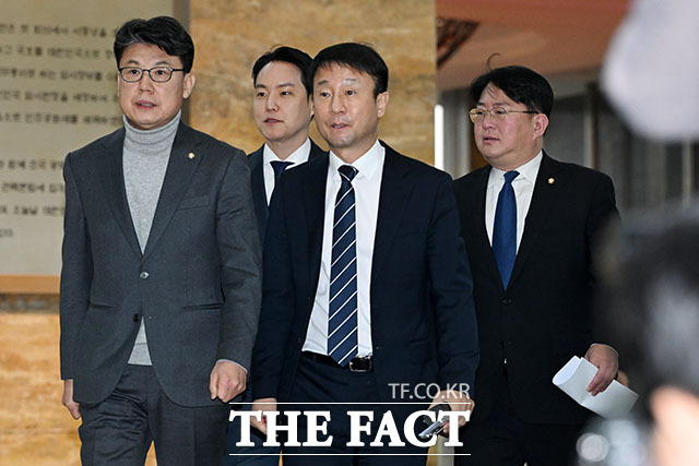 한병도 더불어민주당 원내대표(왼쪽 세 번째).