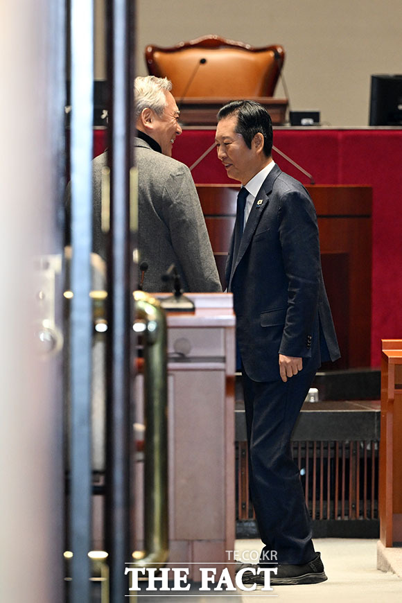 동료 의원들과 대화 나누는 정 대표.