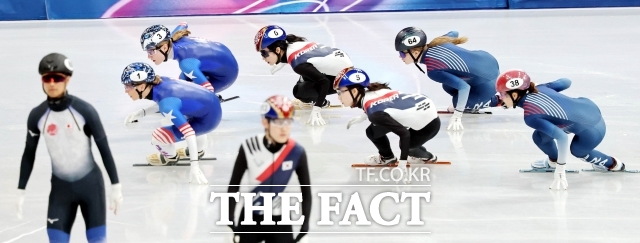 이탈리아 쇼트트랙 대표팀이 10일 이탈리아 밀라노 아이스스케이팅 아레나에서 열린 2026 밀라노 코르티나담페초 동계올림픽 쇼트트랙 혼성 2000m 계주 결승전에서 가장 먼저 결승선을 통과하며 금메달의 주인공이 됐다. 사진은 준준결승. /뉴시스