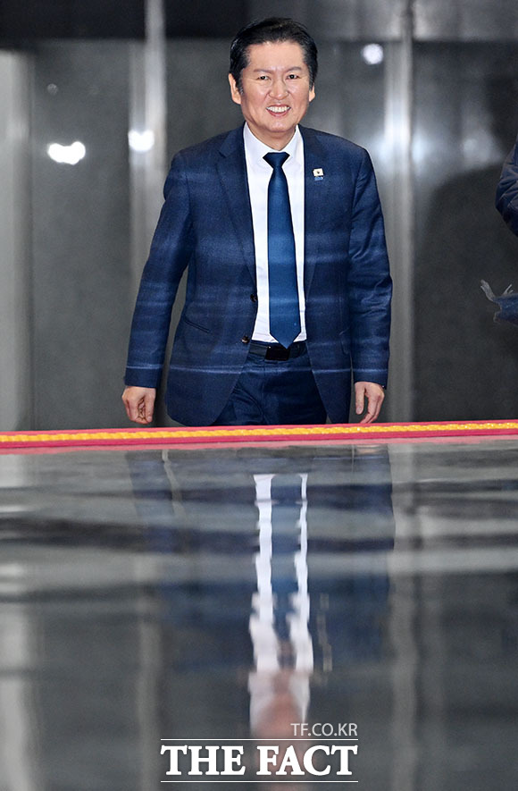 미소 지으며 비공개 의총 향하는,