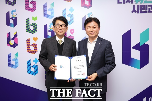 조용익 부천시장(오른쪽)과 하정수 사장. /부천시