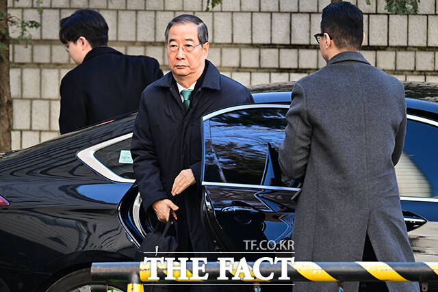 한덕수 전 국무총리가 지난달 21일 오후 서울 서초구 서울중앙지방법원에서 열린 내란 우두머리 방조 혐의 1심 선고 재판에 출석하고 있다./남윤호 기자