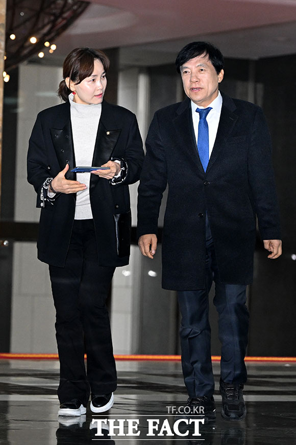 임오경 더불어민주당 의원(왼쪽)과 이성윤 의원.