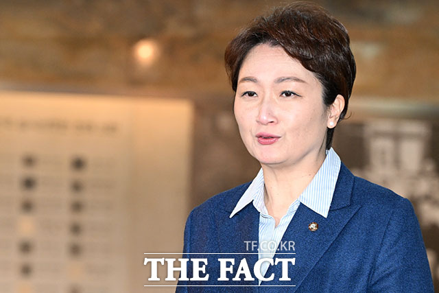 '합당 관련 논의' 비공개 의원총회 참석하는 이언주 의원.