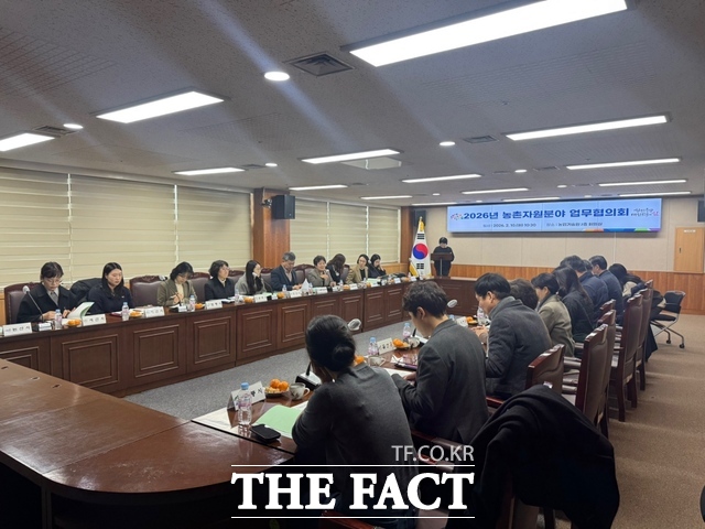 충남도 농업기술원이 10일 기술원 회의실에서 2026년 농촌자원 분야 업무협의회를 열고 시군 관계자들과 농촌자원사업 추진 방향을 논의하고 있다. /충남도