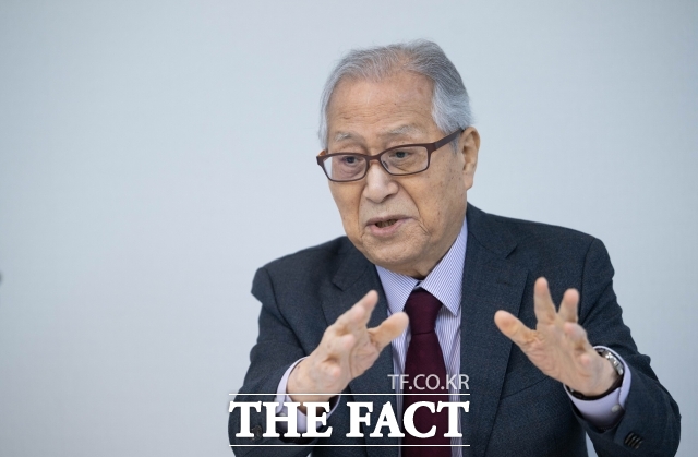 정세현 전 통일부 장관은 지난 10일 <더팩트>와 인터뷰에서 백두산에서 하룻밤을 자는 것만으로 흥분할 사람은 일본도, 중국도, 러시아도 아니다. 결국 한국 사람과 해외 한인들이라고 말했다. 북한으로서도 벌려 놓은 관광 시설을 유지하기 위해선 남북 교류가 불가피하다는 취지다. /수서=박헌우 기자