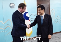  네덜란드 외교장관과 인사 나누는 정동영 통일부 장관 [포토]