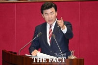  대정부 질문 중 여당 의원들에게 항의하는 윤영석 의원 [포토]