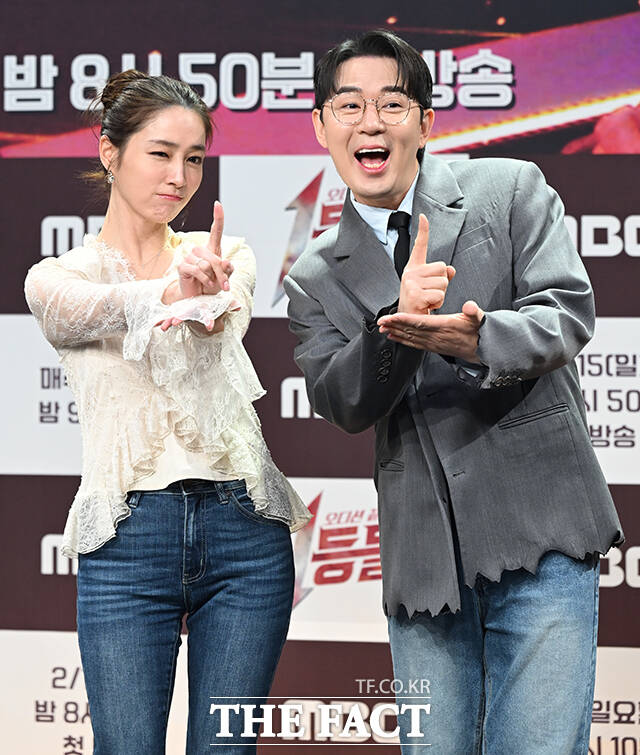 1등들의 MC를 맡은 배우 이민정과 붐이 포즈를 취하고 있다.