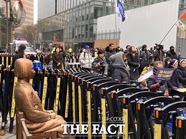 일본군 성노예제 문제 해결을 위한 수요시위(수요시위가 4년3개월 만에 평화의 소녀상 옆자리를 되찾았다. 시민들은 일본군 위안부 피해자들을 모욕한 극우단체에 대한 엄정 수사 및 처벌을 촉구했다. /이다빈 기자