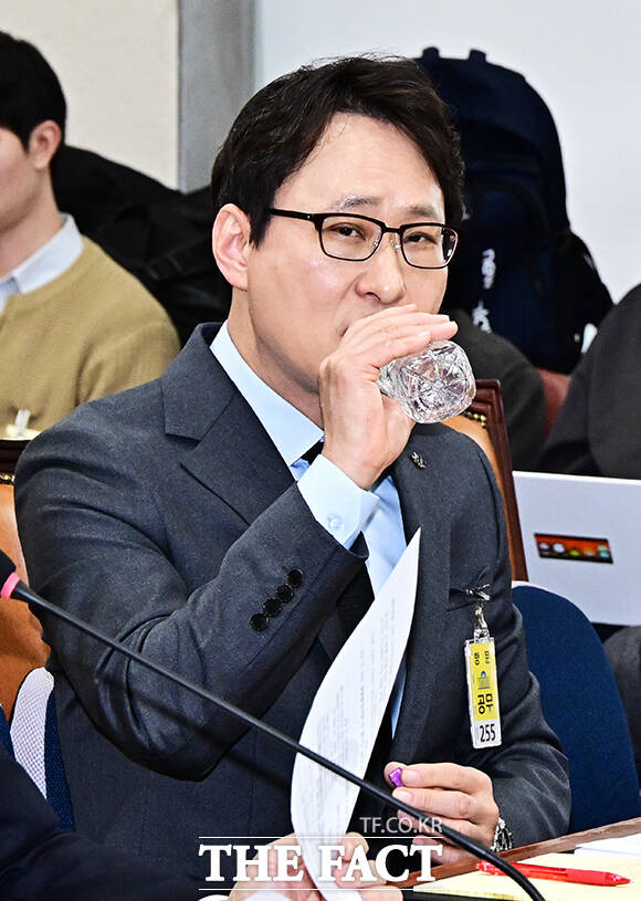 물 마시는 이재원 빗썸 대표.