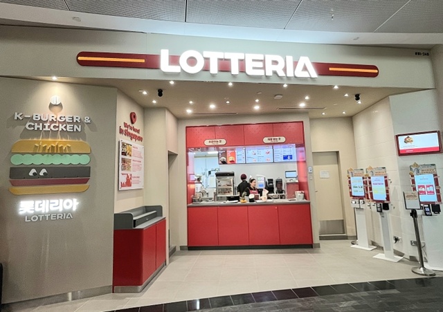롯데리아가 싱가포르 주얼 창이 공항에 1호점을 오픈했다. /롯데GRS