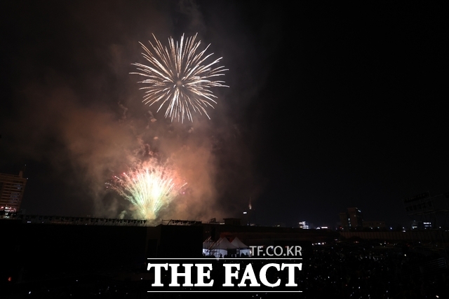 11일 오후 전주시 완산구 효자동3가 전주 관광타워 복합개발사업 부지에서 열린 자광 기공 비전페스타 행사에서 기공을 축하하는 폭죽이 터지고 있다. /자광
