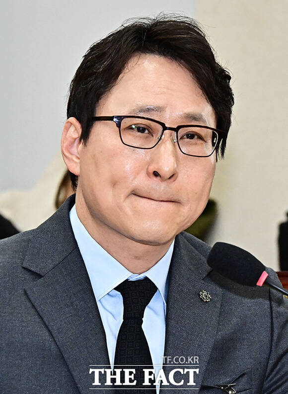 질의 듣는 이재원 빗썸 대표.