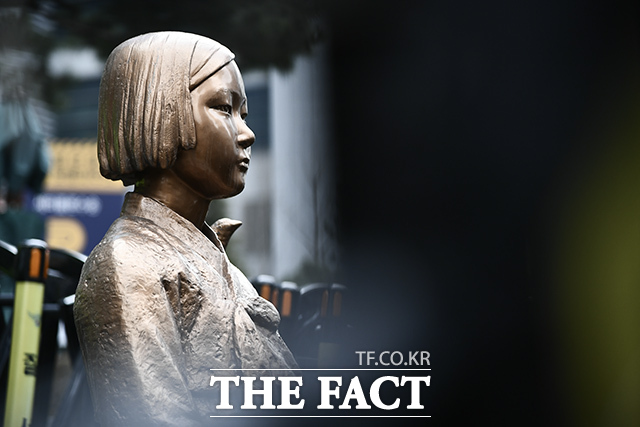 제1739차 수요시위가 11일 오후 서울 종로구 주한일본대사관 인근 평화의 소녀상 옆에서 열린 가운데, 안전펜스 사이로 소녀상의 모습이 보이고 있다. 그간 평화의 소녀상을 2~3중으로 두르던 폴리스 라인은 한 겹으로 줄어들었다. /박상민 인턴기자