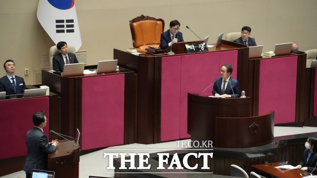 더불어민주당 강준현 의원이 11일 국회에서 김민석 국무총리를 상대로 대정부질문을 하고 있다. /강준현 의원실