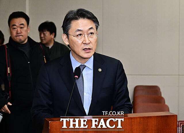 권대영(사진) 금융위원회 부위원장이 11일 국회 정무위원회에서 빗썸 사태와 거래소 지분 제한 정책의 인과관계를 부인하며 이용자 보호와 책임성 강화 차원에서 추진돼 온 사안이라고 설명하고 있다. /국회=배정한 기자