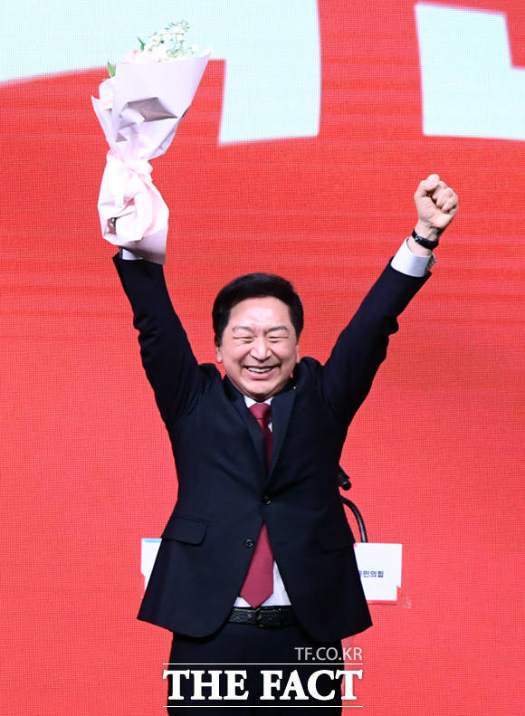 김기현 국민의힘 의원이 2023년 3월 8일 오후 경기도 일산 킨텍스에서 열린 국민의힘 제3차 전당대회에서 국민의힘 당대표로 선출된 뒤 양 손을 들어보이고 있다. /이새롬 기자
