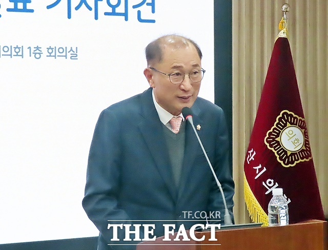 기자회견을 하고 있는 조배식 논산시의회 의원. /김형중 기자