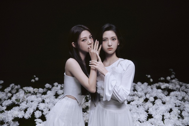 듀오 도드리의 이송현(왼쪽)과 나영주가 14일 창원체육관에서 열리는 2025-2026 LG전자 프로농구 창원 LG와 원주 DB의 경기에서 시투와 함께 하프타임 스페셜 공연을 펼친다./이닛엔터테인먼트