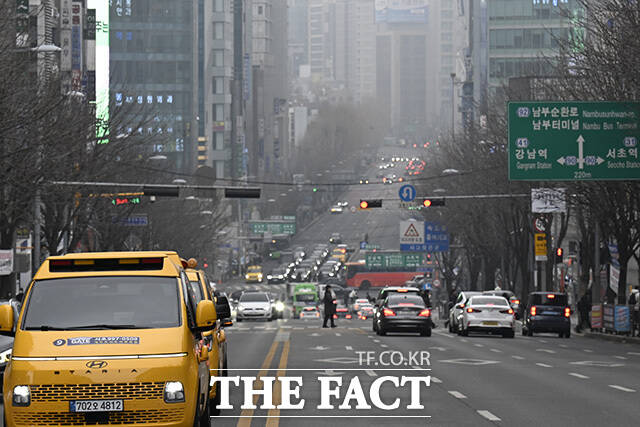 서울과 수도권의 초미세먼지가 나쁨을 기록한 11일 오전 서울 서초구 서초중앙로가 흐릿하게 보이고 있다. /송호영 기자