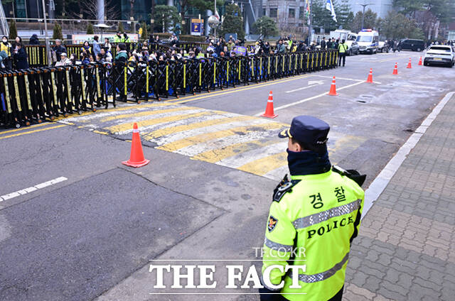 11일 서울 종로구 주한일본대사관 인근 평화의 소녀상 앞에서 제1739차 일본군 성노예제 문제 해결을 위한 정기 수요시위가 열린 가운데, 반대 집회와 경찰 차벽 등이 사라져 깨끗해진 모습을 보이고 있다.